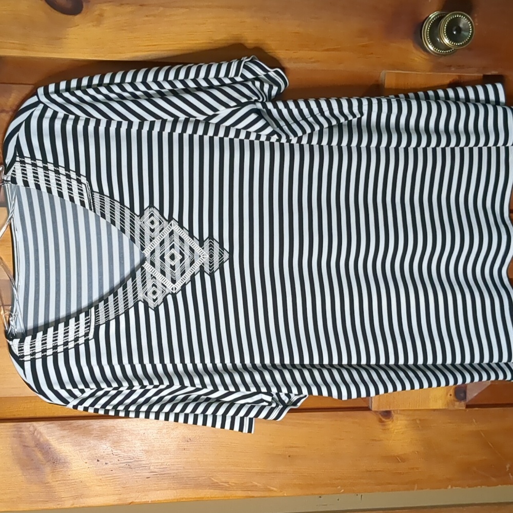 Stretch black and white stripe t shirt  embroidery front v neck detail split hem